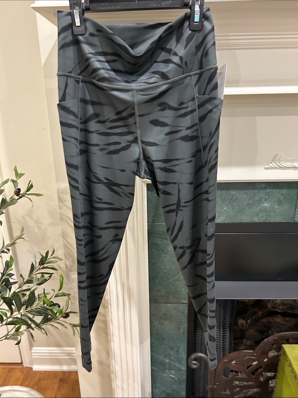 Athleta Black Gray Salutation Stash Pocket Top